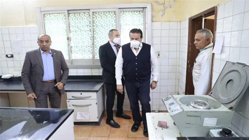 وزير الصحة يستهل جولته الميدانية المفاجئة بتفقد مستشفى حلوان العام (صور)