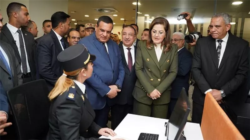 وزيرا التخطيط والتنمية المحلية ومحافظ الإسكندرية يفتتحون مركز خدمات مصر (صور)