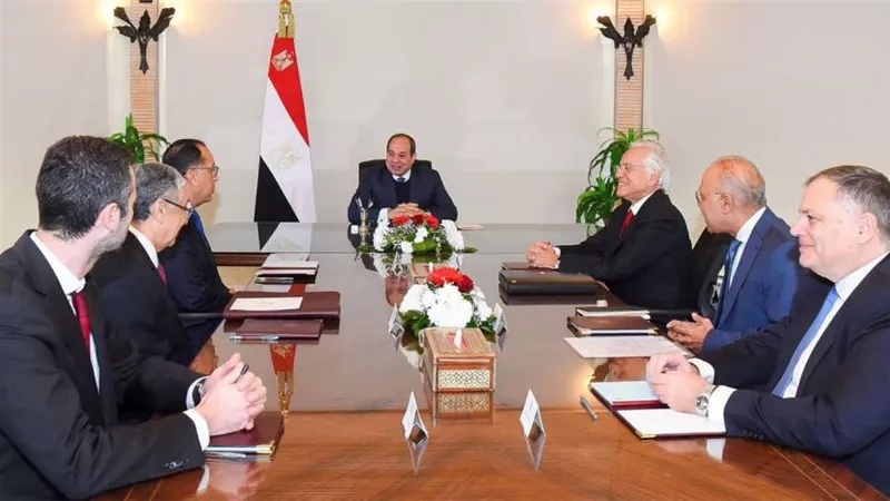 السيسي يبحث مع رئيس «كوبيلوزوس» اليونانية تطورات مشروع الربط الكهربائي مع أوروبا