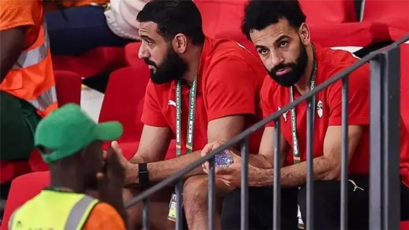 شاهد .. محمد صلاح في المدرجات لمؤازرة منتخب مصر