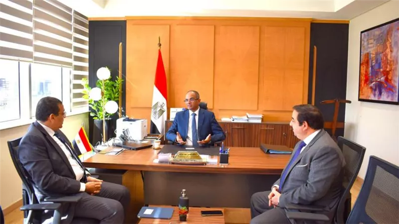 الإسكان تناقش مع المقاولون العرب وشركة عالمية تكنولوجيا تحسين أداء محطات المياه والصرف (صور)
