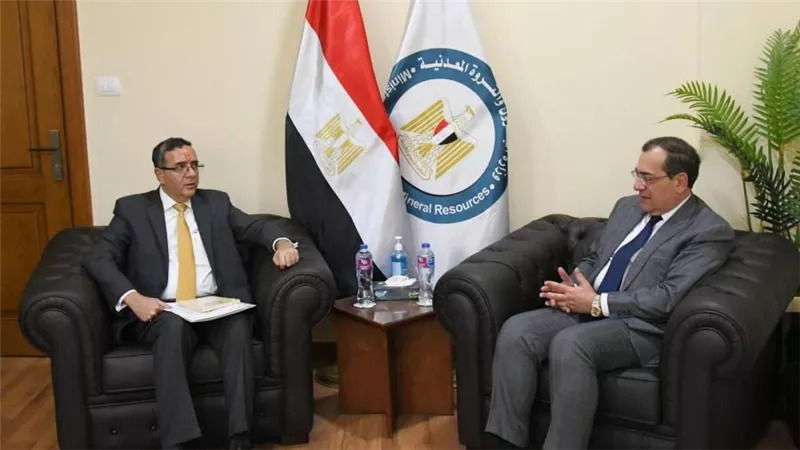وزير البترول يبحث مع السفير الهندي سبل تعزيز التعاون في مجالات الطاقة (صور)