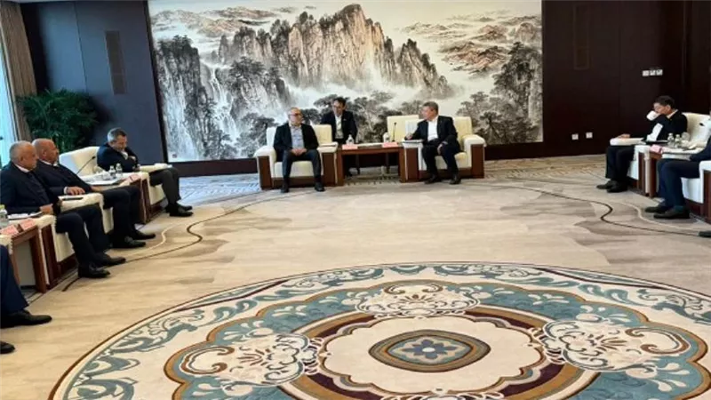 وزير الإسكان يبحث مع 