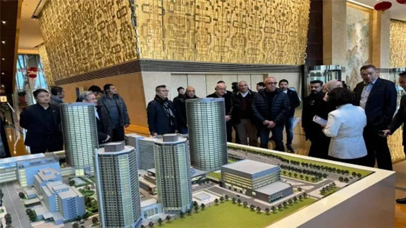 وزير الإسكان يتفقد منطقة الأعمال المركزية التابعة لمركز التجارة العالمي الصيني (صور)