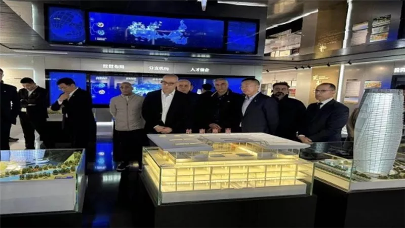 وزير الإسكان يلتقي رئيسى القطاع الدولي والمكتب الهندسي الثامن بشركة 
