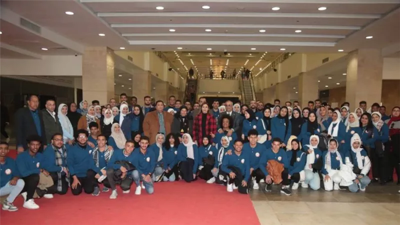 وزيرة الثقافة: حرصنا على إهداء شباب الملتقي مجموعة متنوعة من إصدارات الوزارة لتكون نواة لمكتبتهم الخاصة