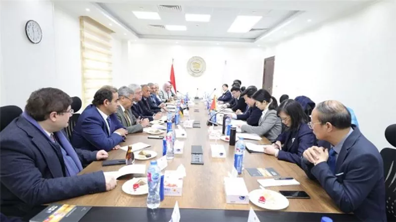وزير التعليم العالي يستقبل السفير الصيني ونائب وزير الموارد الطبيعية لبحث سبل التعاون المشترك (صور)
