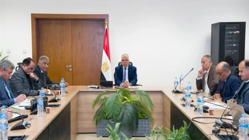 وزير الري يتابع الاستعداد لفترة أقصى الاحتياجات وأعمال تطهيرات الترع والمصارف (صور)
