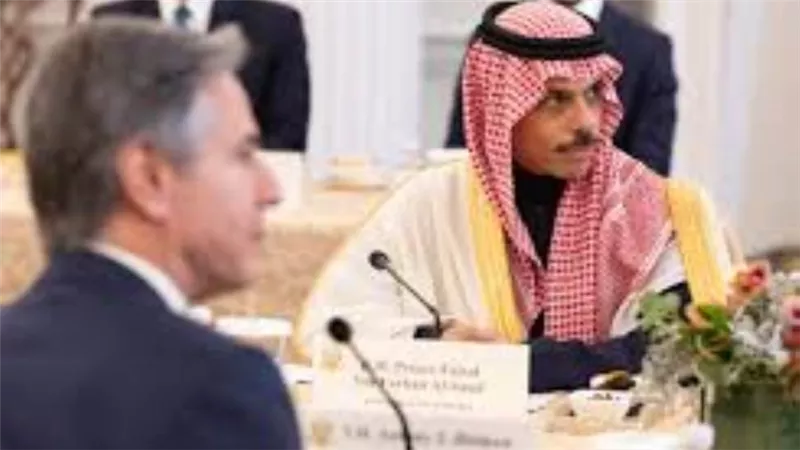 رئيس الوزراء يبحث مع وزير الإعلام السعودي التنسيق بين الجهات الإعلامية بالبلدين