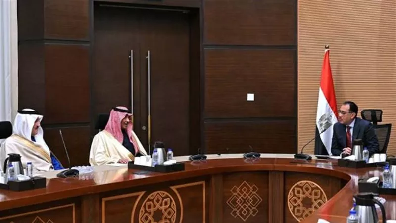 رئيس الوزراء يبحث مع وزير الإعلام السعودي التنسيق بين الجهات الإعلامية بالبلدين