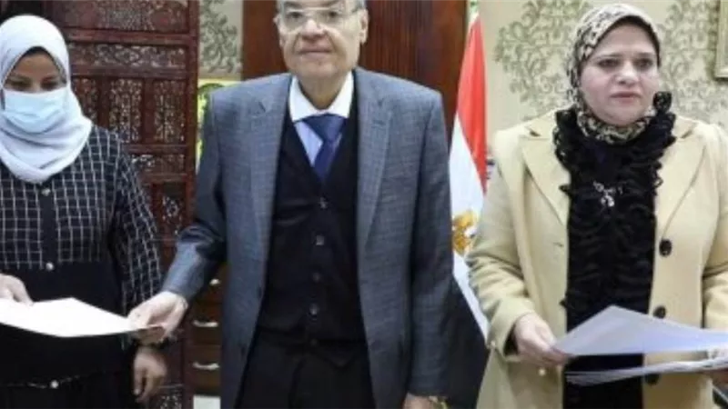 محافظ المنيا يسلم 59 مشروعا تنمويا لدعم السيدات والشباب في قرية أبيوها