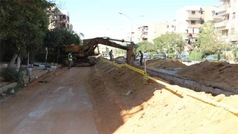 رئيس جهاز 6 أكتوبر يتفقد أعمال التنمية والتطوير بالمناطق السكنية والمحاور الرئيسية والطرق بالمدينة (صور)