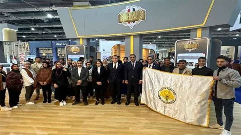 وزير التعليم العالي يتابع جهود الجامعات المشاركة بمعرض الكتاب (صور)