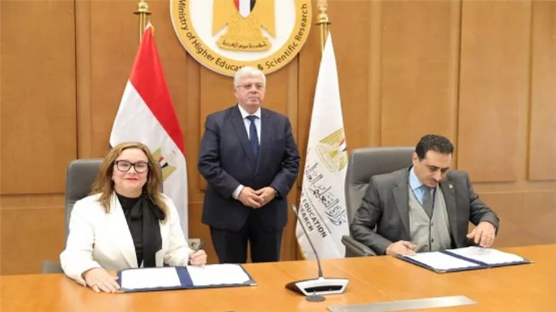 اتفاق تعاون بين جامعة القاهرة و«إيست لندن» لتقديم 19 برنامجا دوليا (صور)