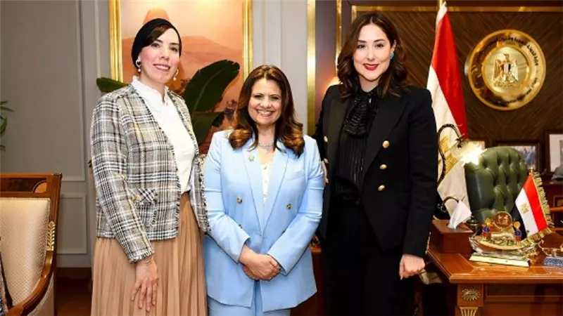 وزيرة الهجرة تبحث مع 