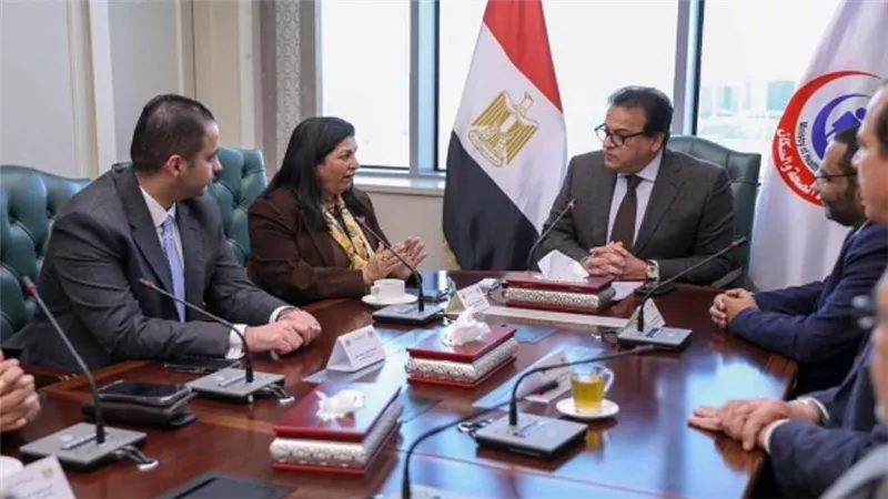 وزير الصحة يكرم الدكتورة نعيمة القصير ويهديها درع الوزارة تقديرا لجهودها (صور)