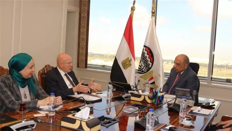 وزير قطاع الأعمال يبحث مع رئيس جمعية المصدرين المصريين سبل التعاون والشراكة والفرص الاستثمارية في قطاع الغزل والنسيج