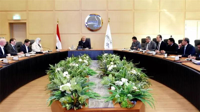 وزير النقل يتابع تقدم أعمال تنفيذ الخط الأول للقطار الكهربائي السريع (صور)