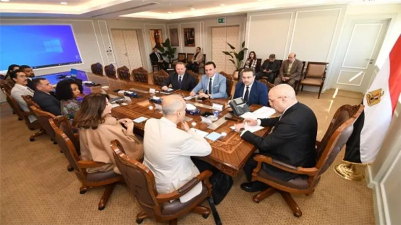 وزير الإسكان يستعرض التحضيرات لاستضافة مصر للمنتدى الحضري العالمي بدورته الثانية عشرة 