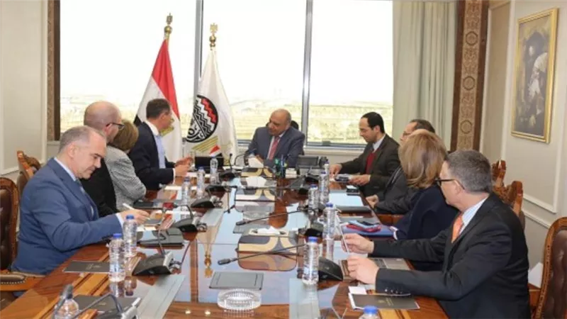وزير قطاع الأعمال يبحث موقف التوريد والتشغيل للماكينات الحديثة بمصانع الغزل والنسيج الجديدة (صور)