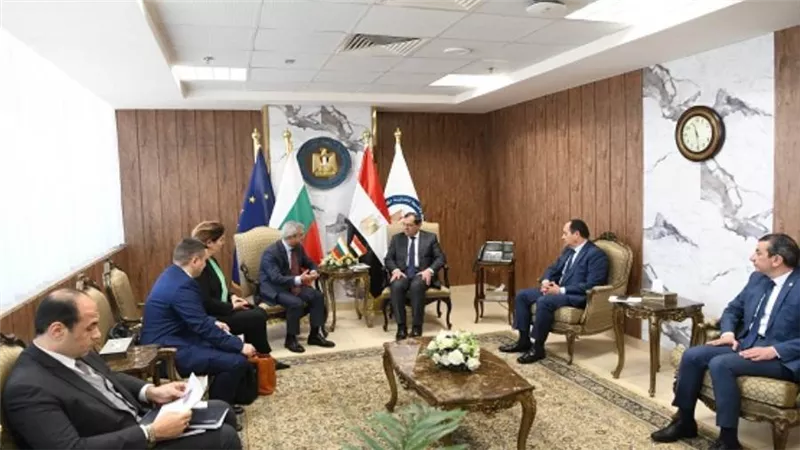 الملا يبحث مع وزير الطاقة البلغاري الفرص الاستثمارية المتاحة في البترول والطاقة الخضراء (صور)