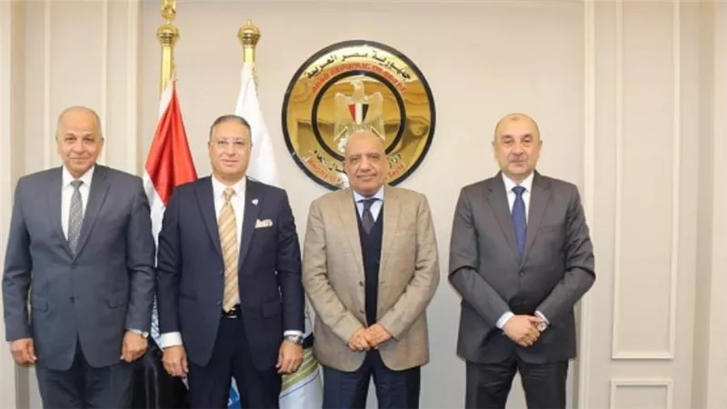وزير قطاع الأعمال يشهد توقيع عقد إنشاء وإدارة وتشغيل مصنع لإنتاج منتجات الكلور ومشتقاته (صور)