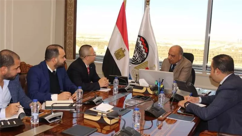 وزير قطاع الأعمال يبحث مع 