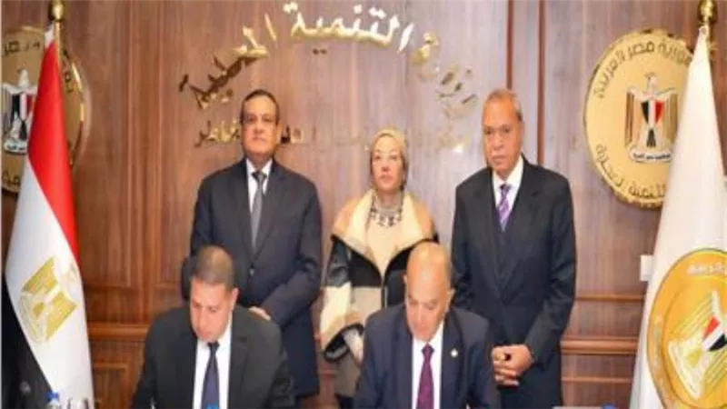 بتكلفة 116 مليون جنيه.. توقيع عقد جمع ونقل المخلفات البلدية الصلبة بالقليوبية