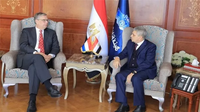 الفريق أسامة ربيع يبحث سبل التعاون مع السفير الهولندي في مجالات التدريب والتحول الأخضر (صور)