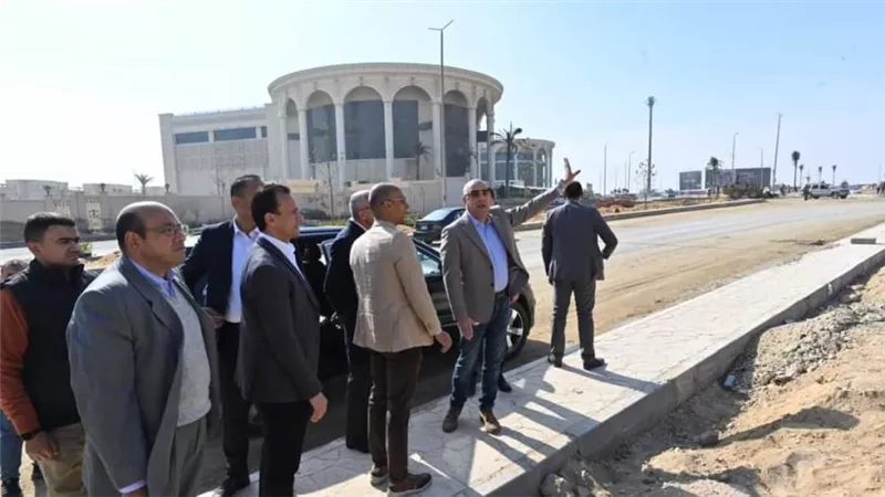 وزير الإسكان يتفقد مشروعات تطوير ورفع كفاءة محاور الطرق بالقاهرة الجديدة