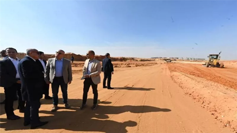 وزير الإسكان يتفقد أعمال تنفيذ الطرق والمرافق بالتجمع السادس (صور)