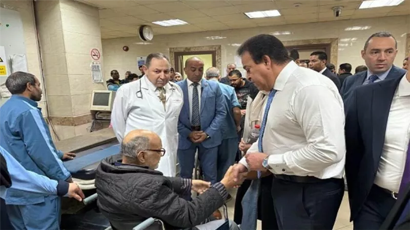 وزير الصحة يتفقد مستشفى العجوزة ويستمع لآراء المواطنين حول مستوى الخدمة (صور)