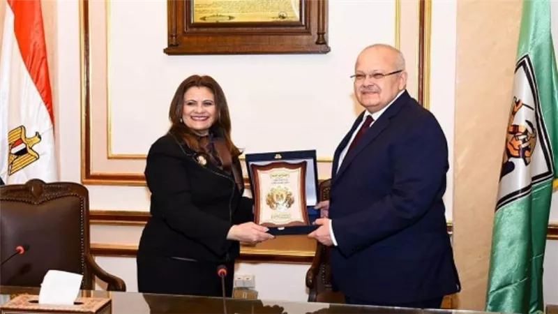 وزيرة الهجرة تهدي درع الوزارة لرئيس جامعة القاهرة تقديرا لجهوده الأكاديمية والوطنية