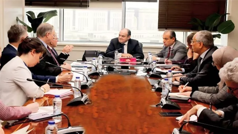 وزير الصناعة يستعرض مع مدير بالمفوضية الأوروبية مستجدات آلية تعديل الحدود الكربونية