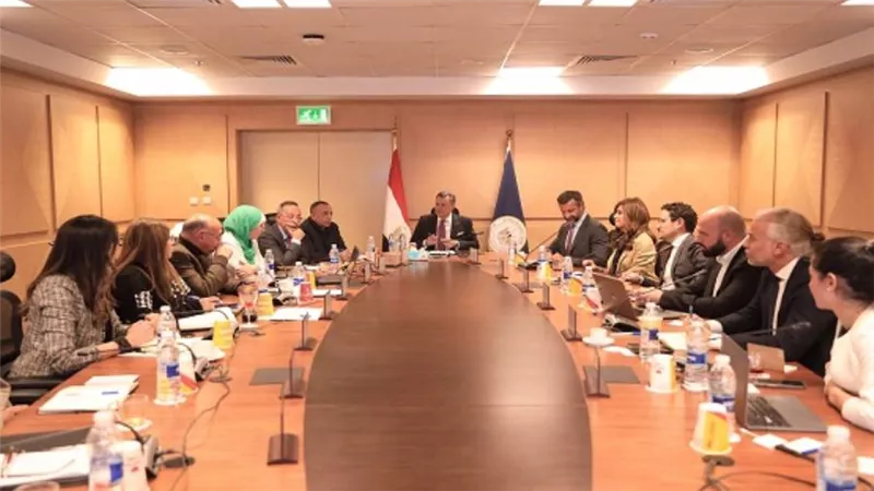 وزير السياحة والآثار يبحث سبل التعاون مع 