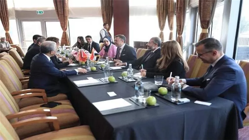 وزير السياحة والآثار يلتقي نظيرته المغربية لبحث سبل تعزيز التعاون
