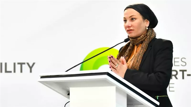 وزيرة البيئة تستعرض أحدث التطورات بمجال الطاقة المستدامة والخضراء في 