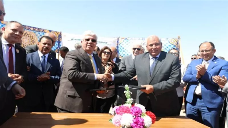 وزير التعليم العالي يضع حجر الأساس لمشروع أرض الجامعات المصرية بالوادي الجديد (صور)