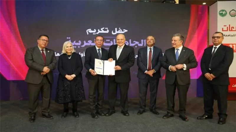 بالصور.. د. نهاد المحبوب رئيس جامعة مصر للعلوم والتكنولوجيا يتسلم شهادة نجاح الجامعة فى النسخة الأولى من التصنيف العربى للجامعات