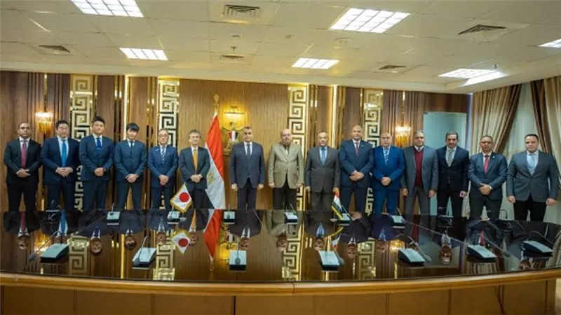 وزير الإنتاج الحربي يشهد توقيع عقد تصنيع مشترك بين 