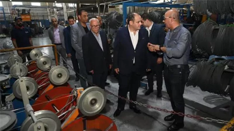 1.2 مليار جنيه حجم استثماراتها.. وزير العمل يتفقد شركة للدهانات ببورسعيد