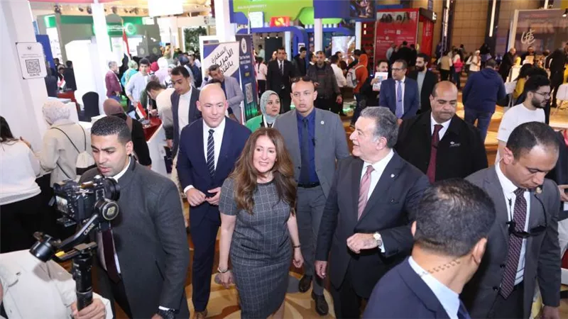 السفيرة الأمريكية بالقاهرة تتفقد أجنحة معرض وملتقى التعليم العالي والتدريب EduGate