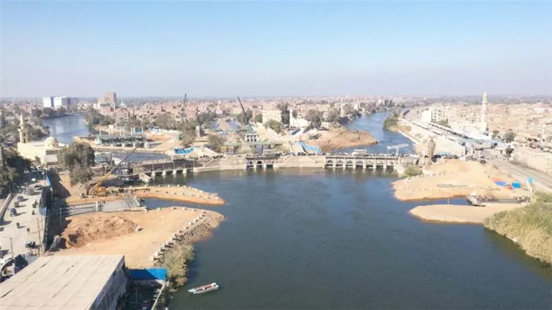 وزير الري: الانتهاء من صب الخرسانة المسلحة لجسم قنطرة الديروطية (صور)