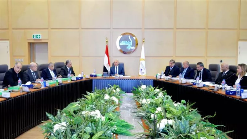 وزير النقل يترأس اجتماع الجمعية العامة للشركة القابضة لمشروعات الطرق (صور)