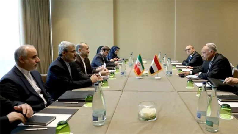 وزير الخارجية يلتقي نظيره الإيراني على هامش اجتماعات مجلس حقوق الإنسان بجنيف (صور)