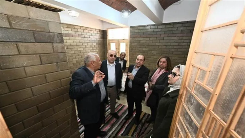 وزير الإسكان ومحافظ الوادي الجديد يتفقدان مُجَمَّع المصالح الحكومية المُمَيْكَن بالخارجة (صور)
