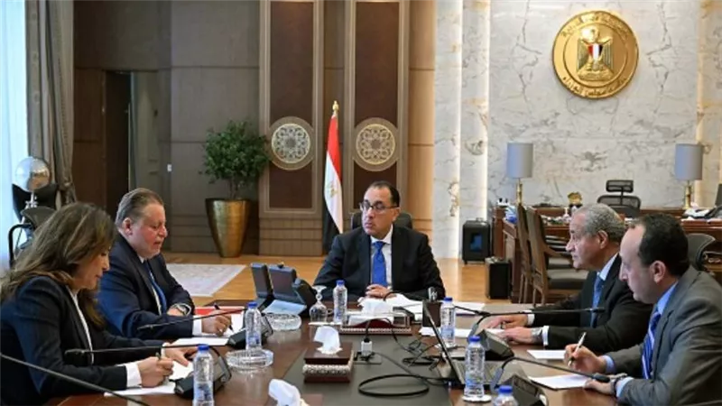 رئيس الوزراء يتابع جهود توفير السلع الأساسية والمكون الدولاري المطلوب لزيادة المعروض (صور)