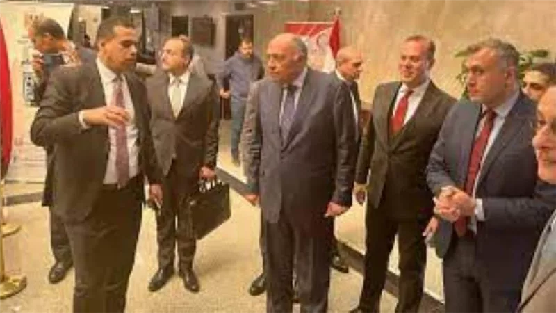 وزير الخارجية يتفقد سير العمل بالسفارة المصرية بالرياض وتوجيه بمواصلة تحديث الخدمات القنصلية