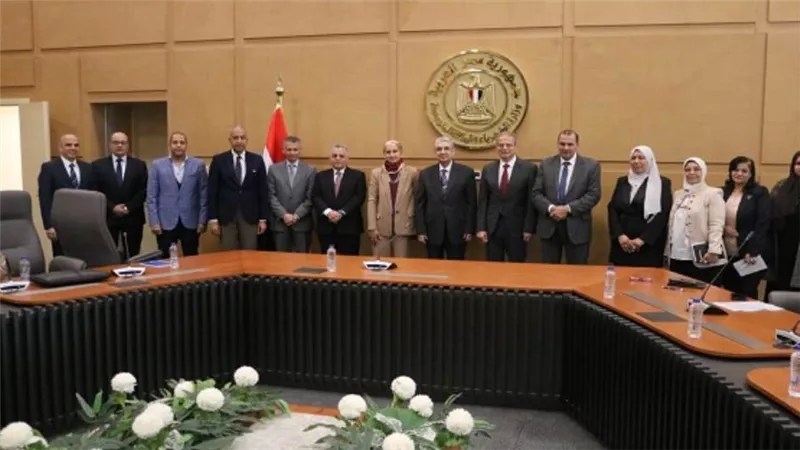 وزير الكهرباء يطلق 
