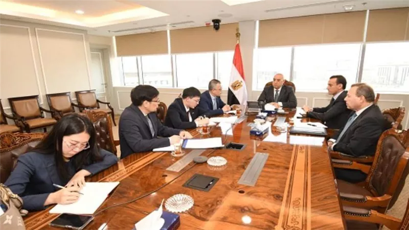 وزير الإسكان والقائم بأعمال السفير الصيني بالقاهرة يبحثان موقف المشروعات المشتركة مع شركات المقاولات الصينية 